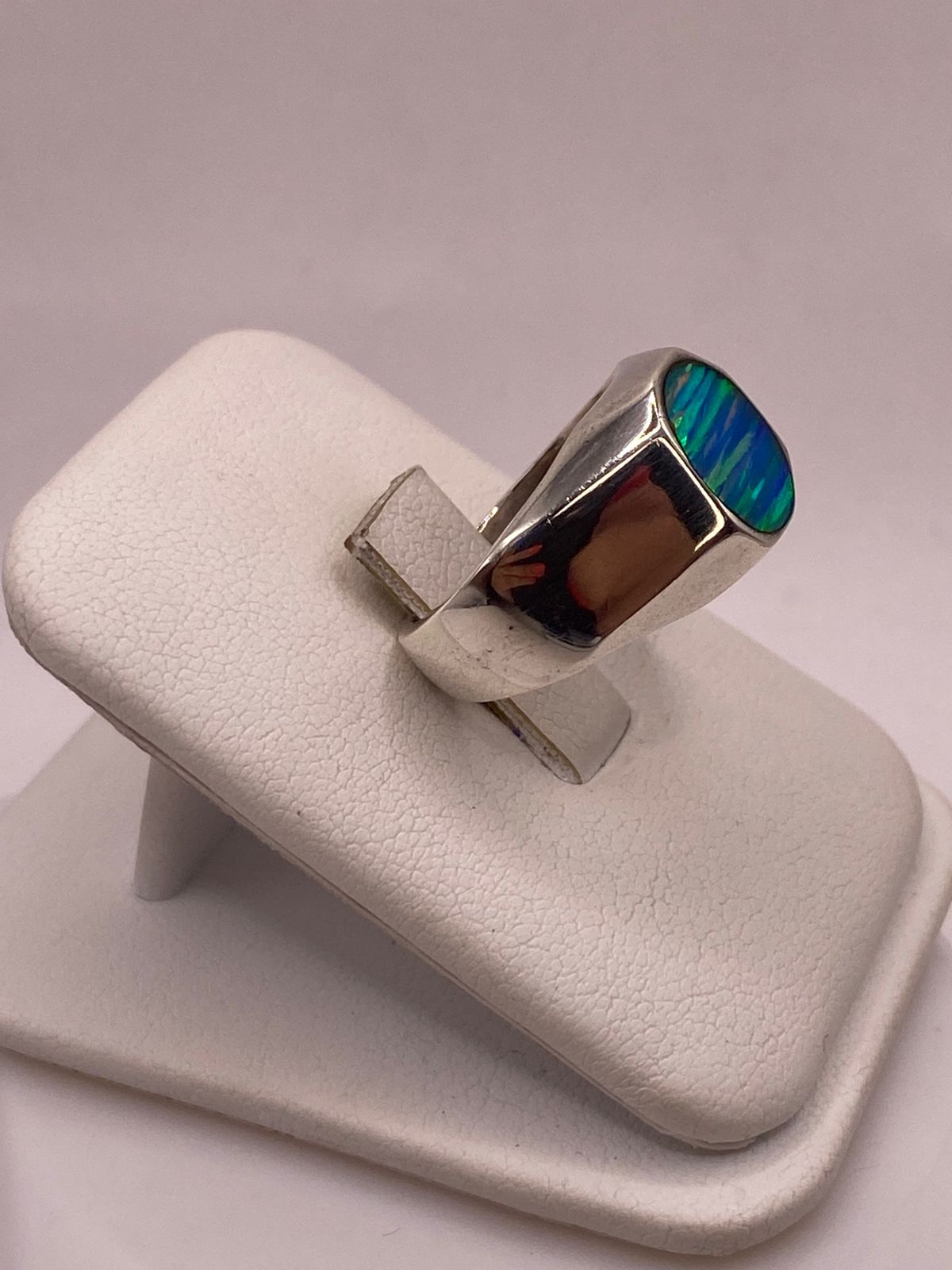 Anillo de Plata Ley 925 con Ópalo de Fuego Azul, vista lateral