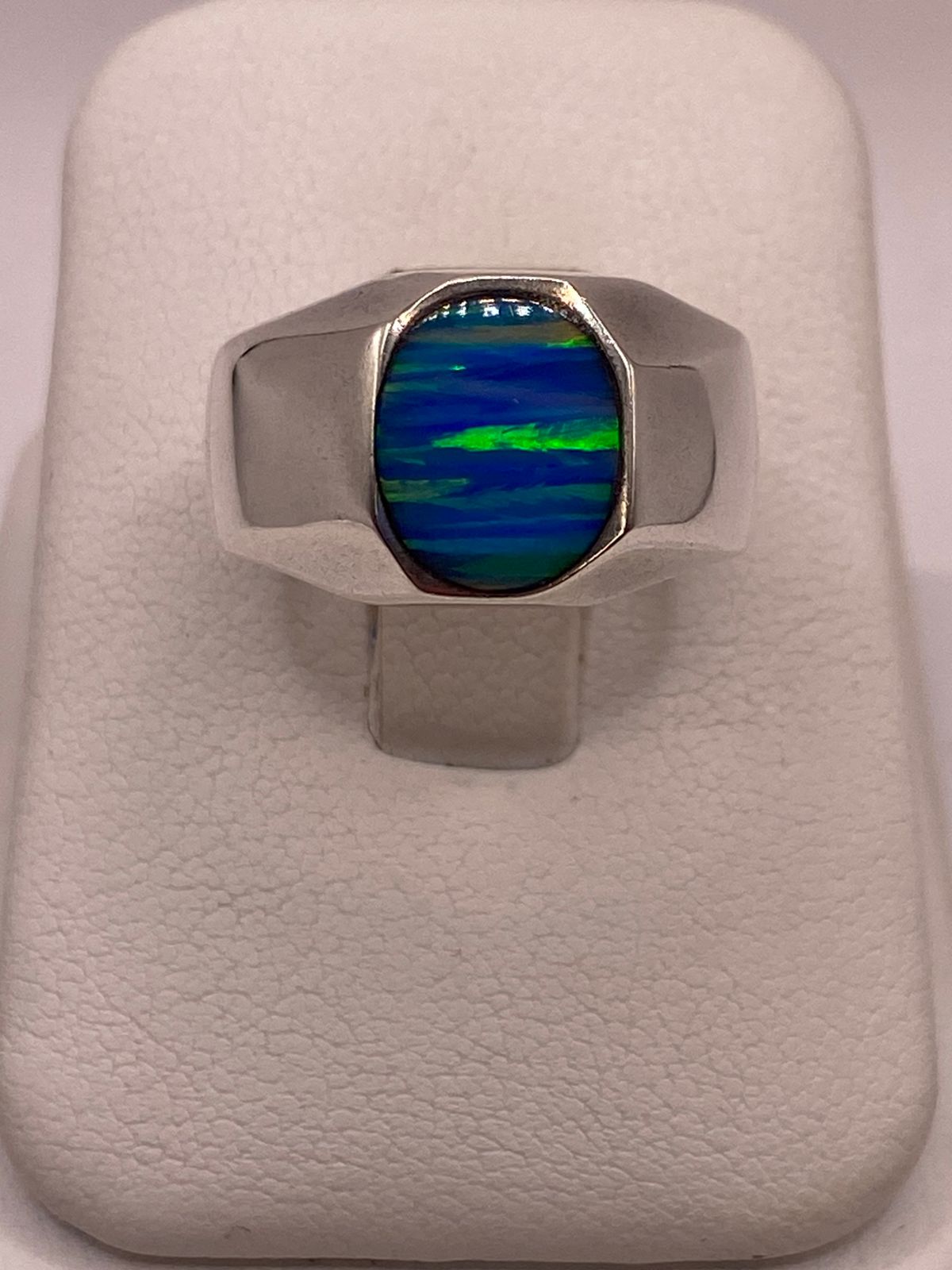 Anillo de Plata Ley 925 con Ópalo de Fuego Azul, vista frontal