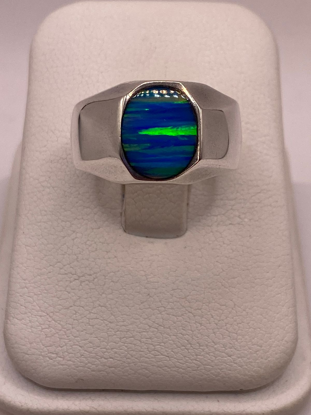 Anillo de Plata Ley 925 con Ópalo de Fuego Azul, vista de detalle