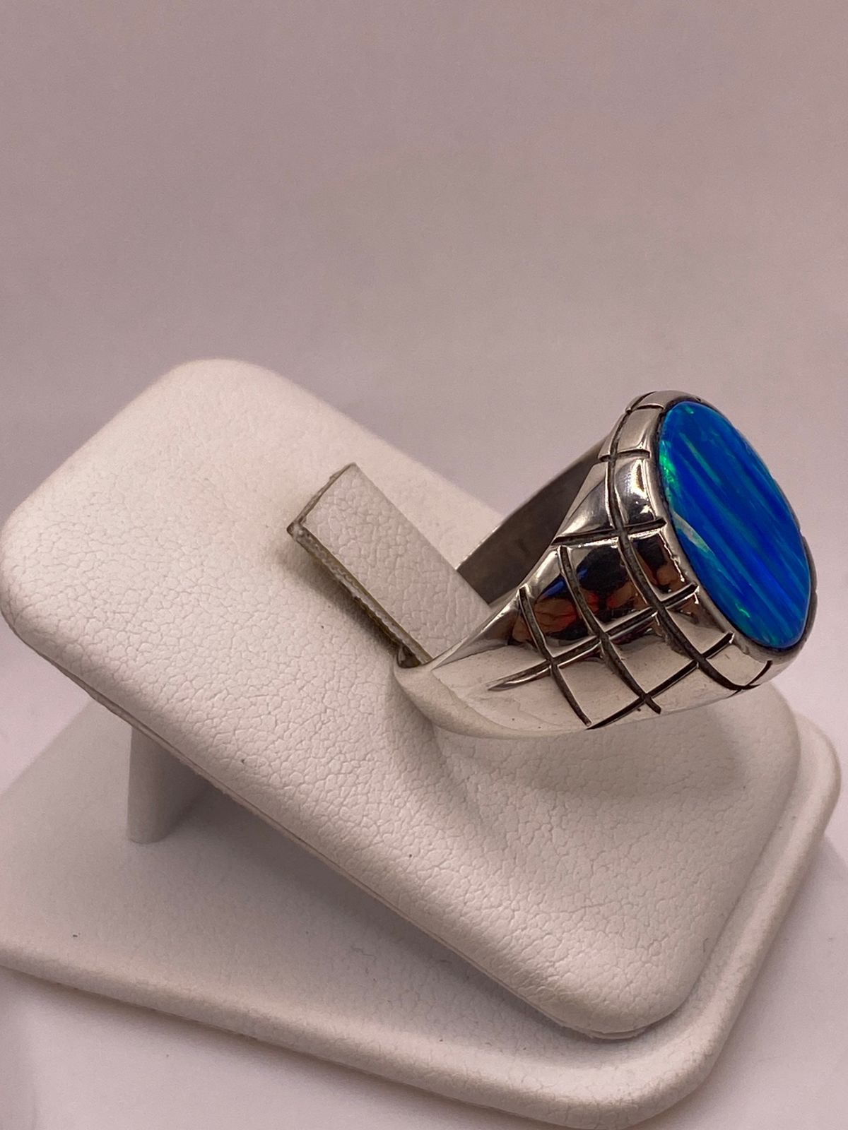 Anillo de Plata Ley 925 con Ópalo de Fuego Azul, vista lateral
