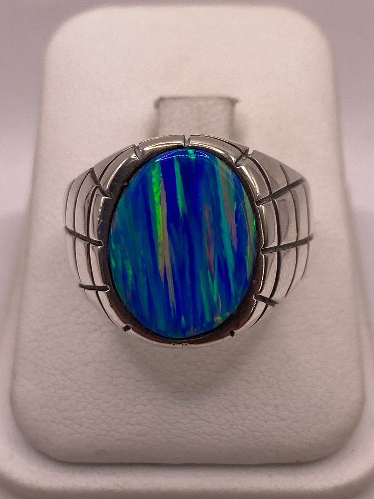 Anillo de Plata Ley 925 con Ópalo de Fuego Azul, vista de detalle