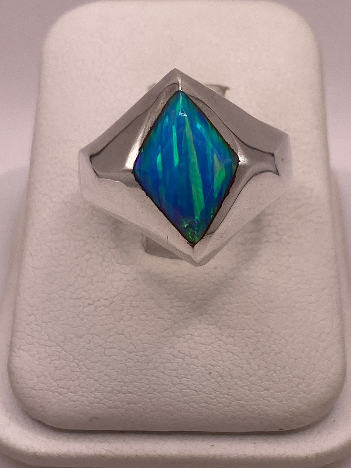 Anillo de Plata Ley 925 con Ópalo de Fuego Azul, vista de detalle