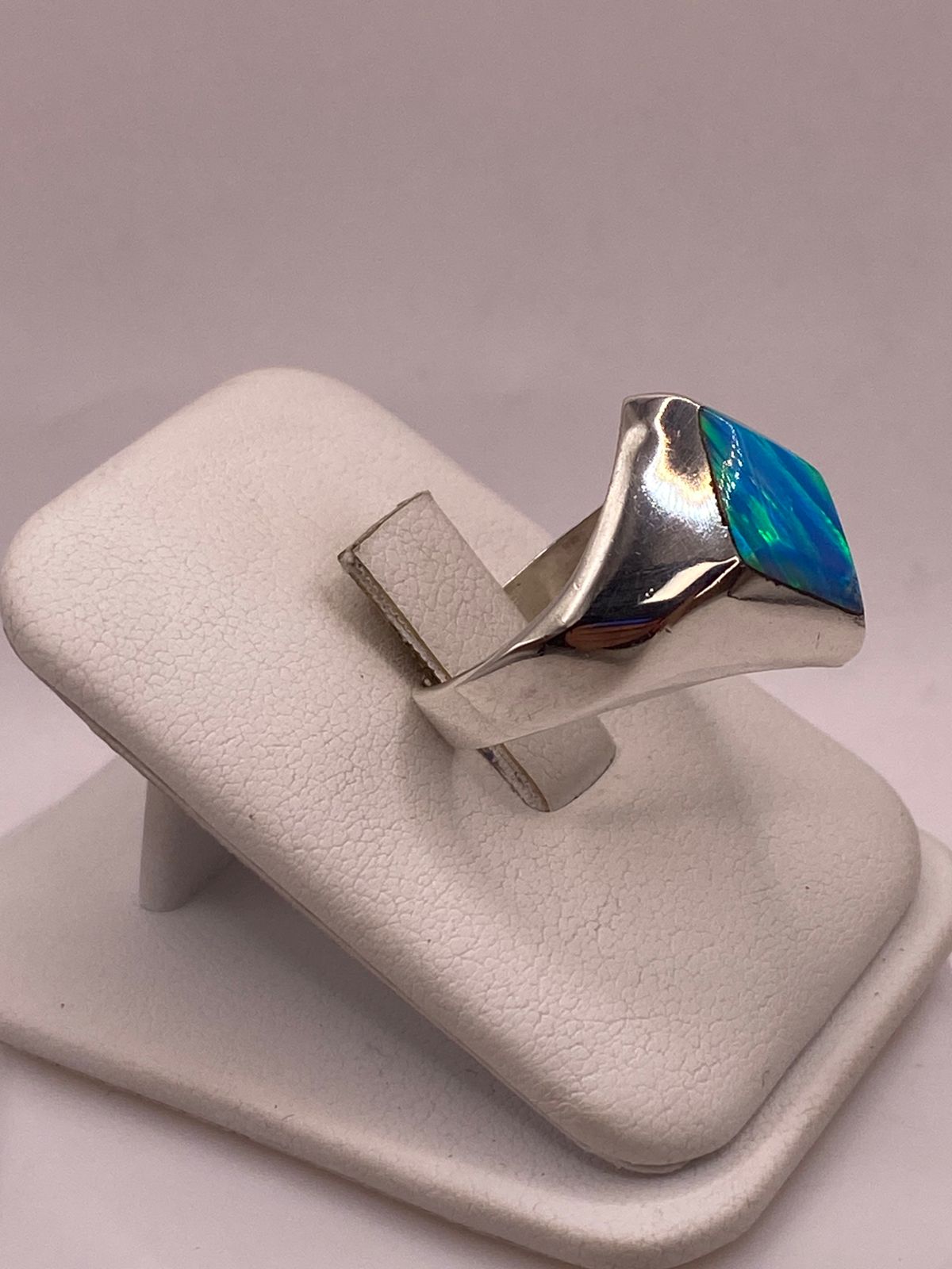 Anillo de Plata Ley 925 con Ópalo de Fuego Azul, vista lateral