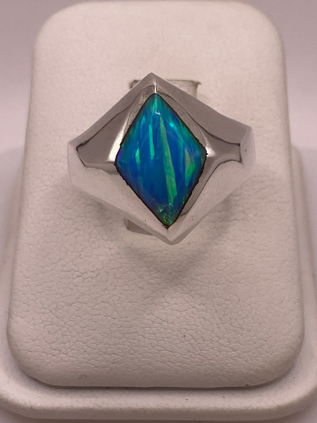 Anillo de Plata Ley 925 con Ópalo de Fuego Azul — ángulo diagonal