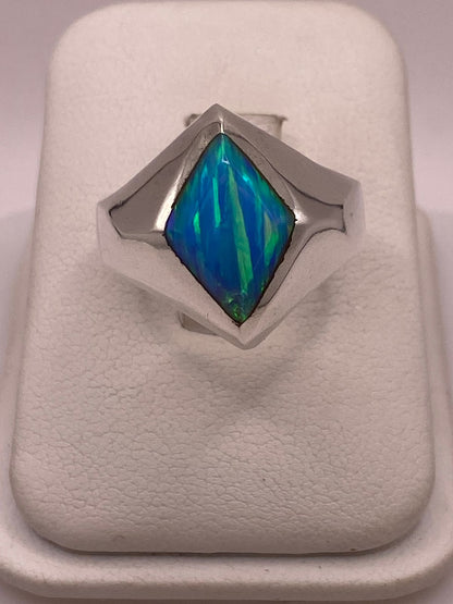 Anillo de Plata Ley 925 con Ópalo de Fuego Azul — ángulo diagonal