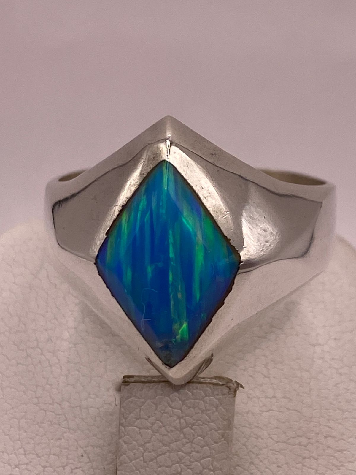 Anillo de Plata Ley 925 con Ópalo de Fuego Azul, sello de autenticidad Plata Ley .925