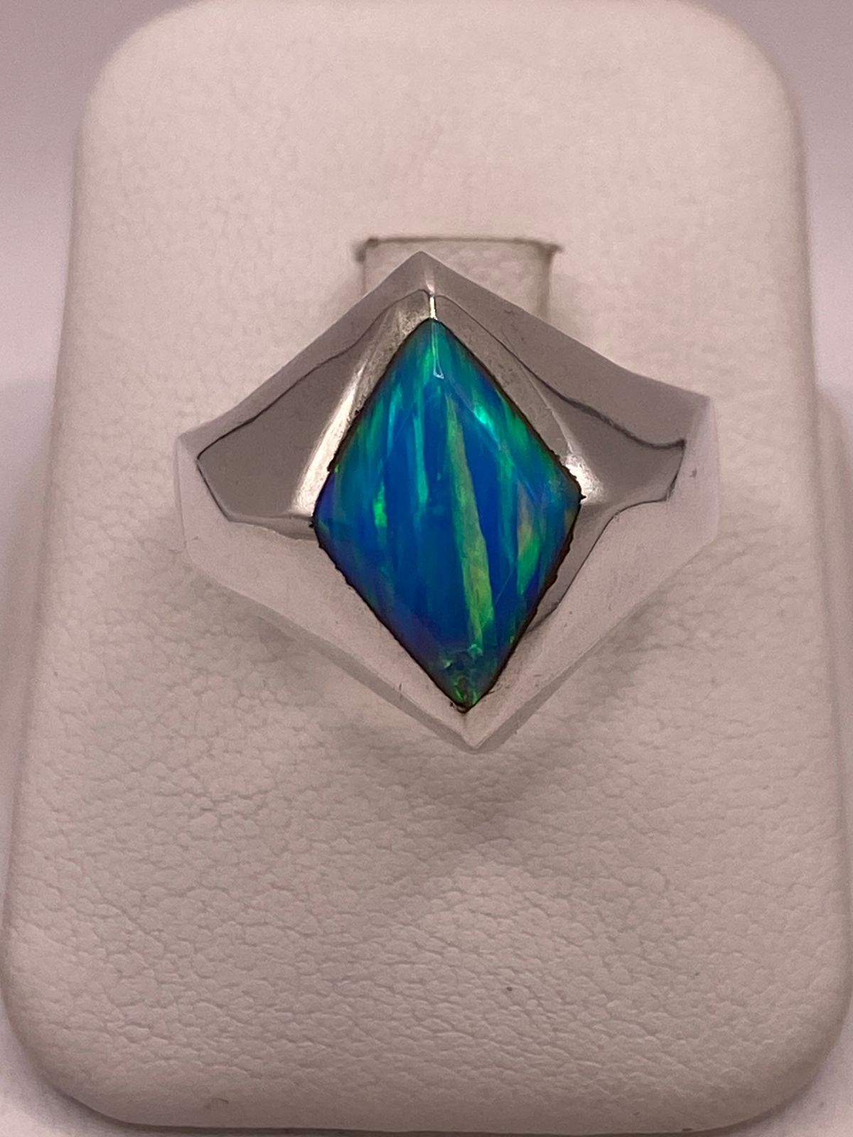 Anillo de Plata Ley 925 con Ópalo de Fuego Azul, vista frontal