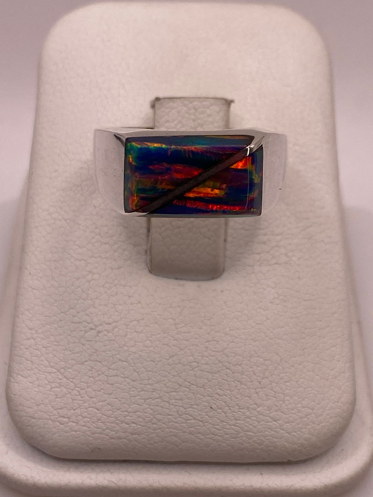 Anillo de Plata Ley 925 con Ópalo de Fuego Azul — ángulo diagonal