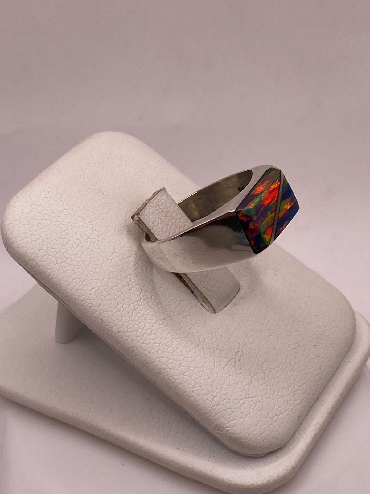 Anillo de Plata Ley 925 con Ópalo de Fuego Azul, vista lateral