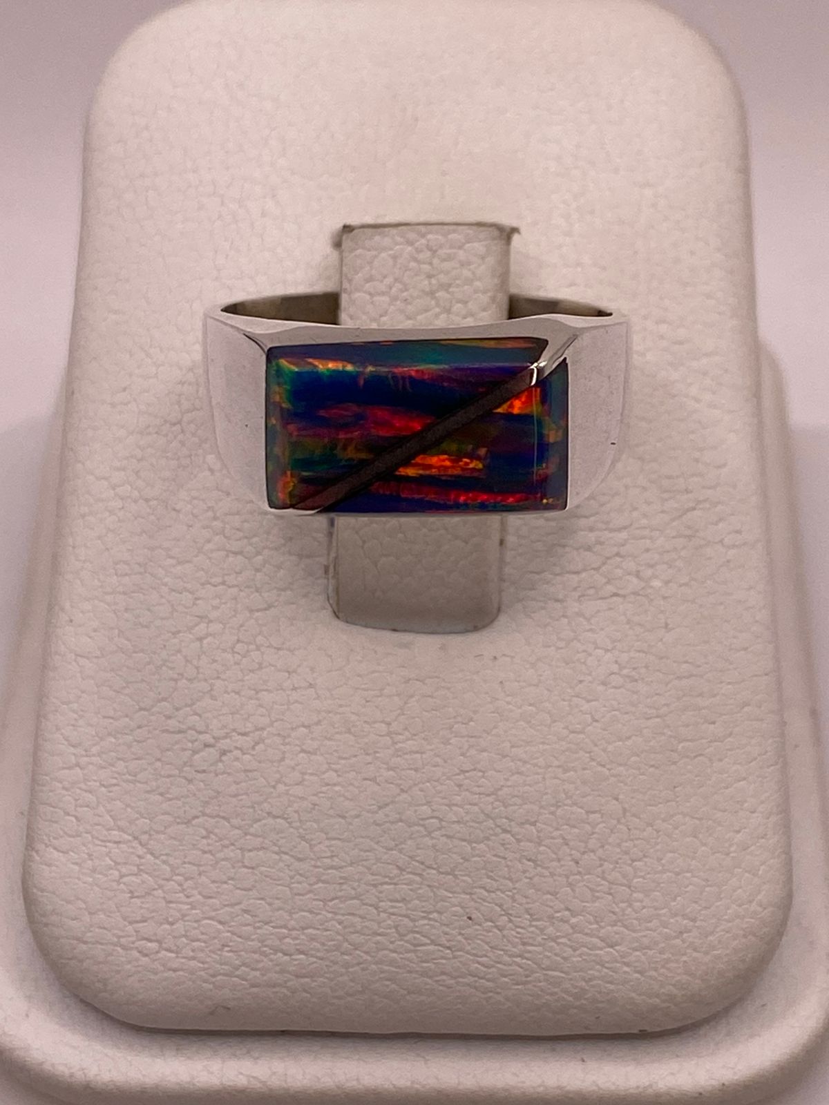 Anillo de Plata Ley 925 con Ópalo de Fuego Azul, vista de detalle