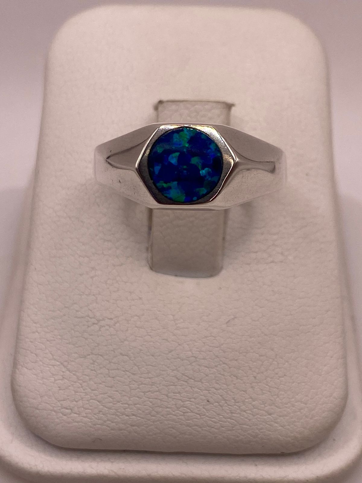 Anillo de Plata Ley 925 con Ópalo de Fuego Azul en báscula mostrando peso