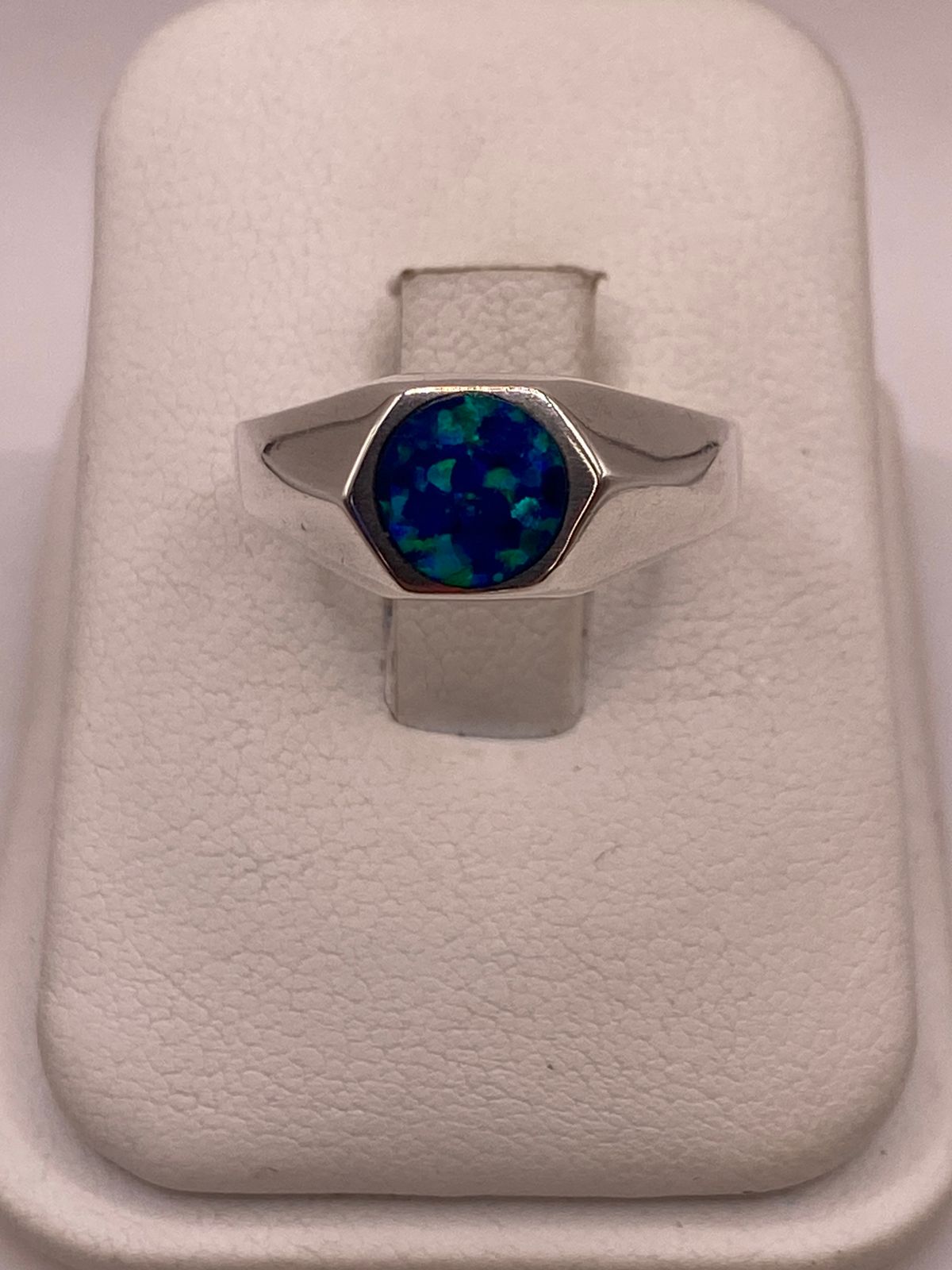 Anillo de Plata Ley 925 con Ópalo de Fuego Azul, vista de detalle
