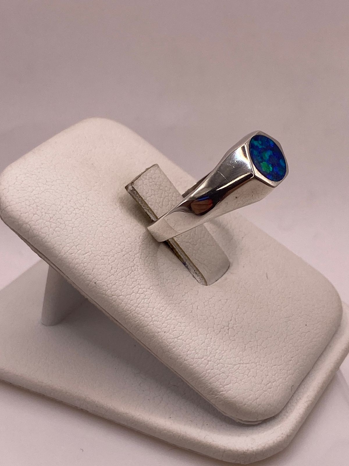 Anillo de Plata Ley 925 con Ópalo de Fuego Azul, vista lateral