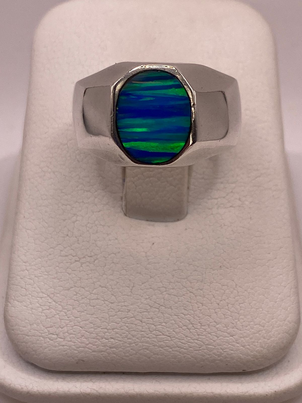 Anillo de Plata Ley 925 con Ópalo de Fuego Azul — ángulo diagonal
