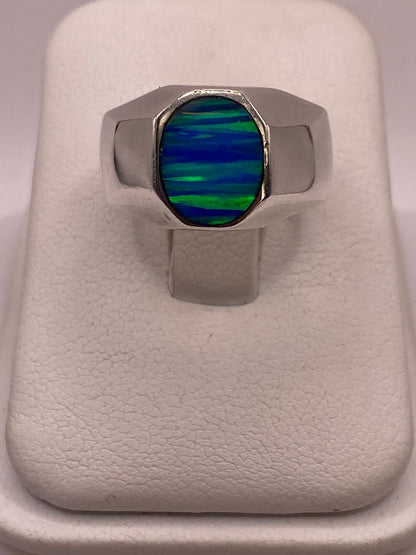 Anillo de Plata Ley 925 con Ópalo de Fuego Azul — ángulo diagonal