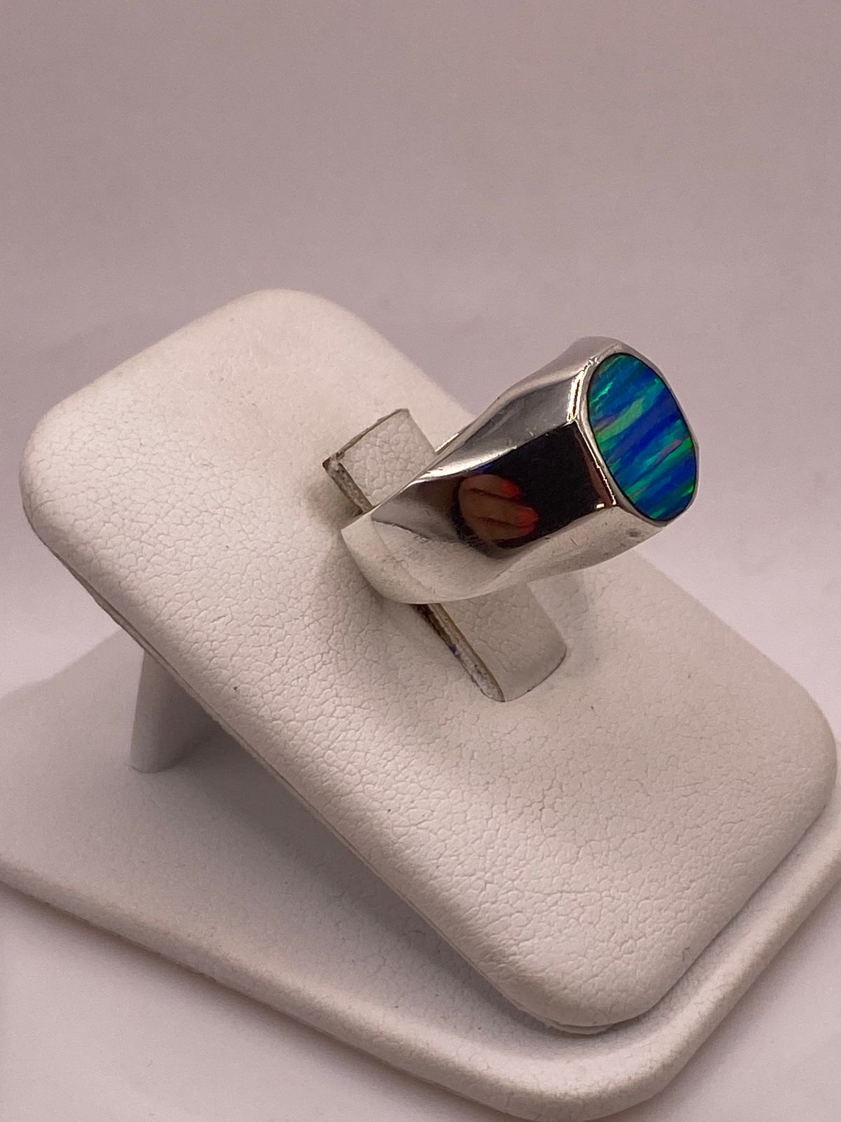 Anillo de Plata Ley 925 con Ópalo de Fuego Azul, vista frontal