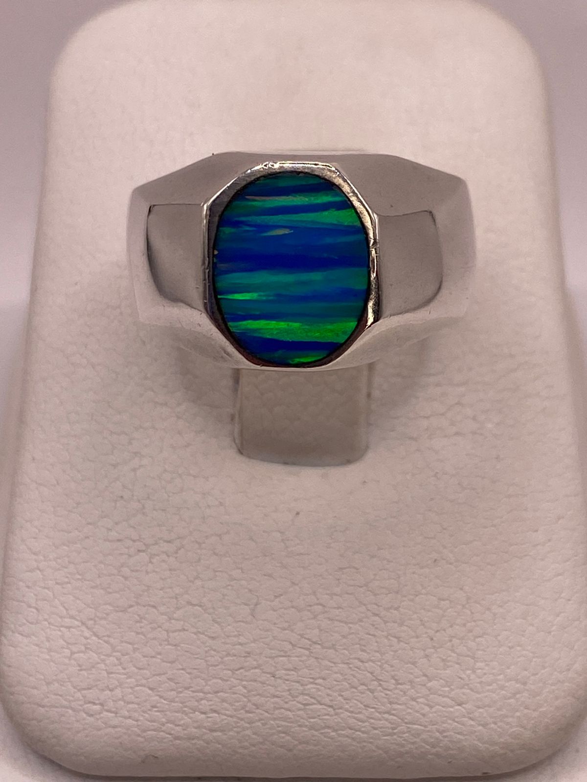Anillo de Plata Ley 925 con Ópalo de Fuego Azul, vista lateral