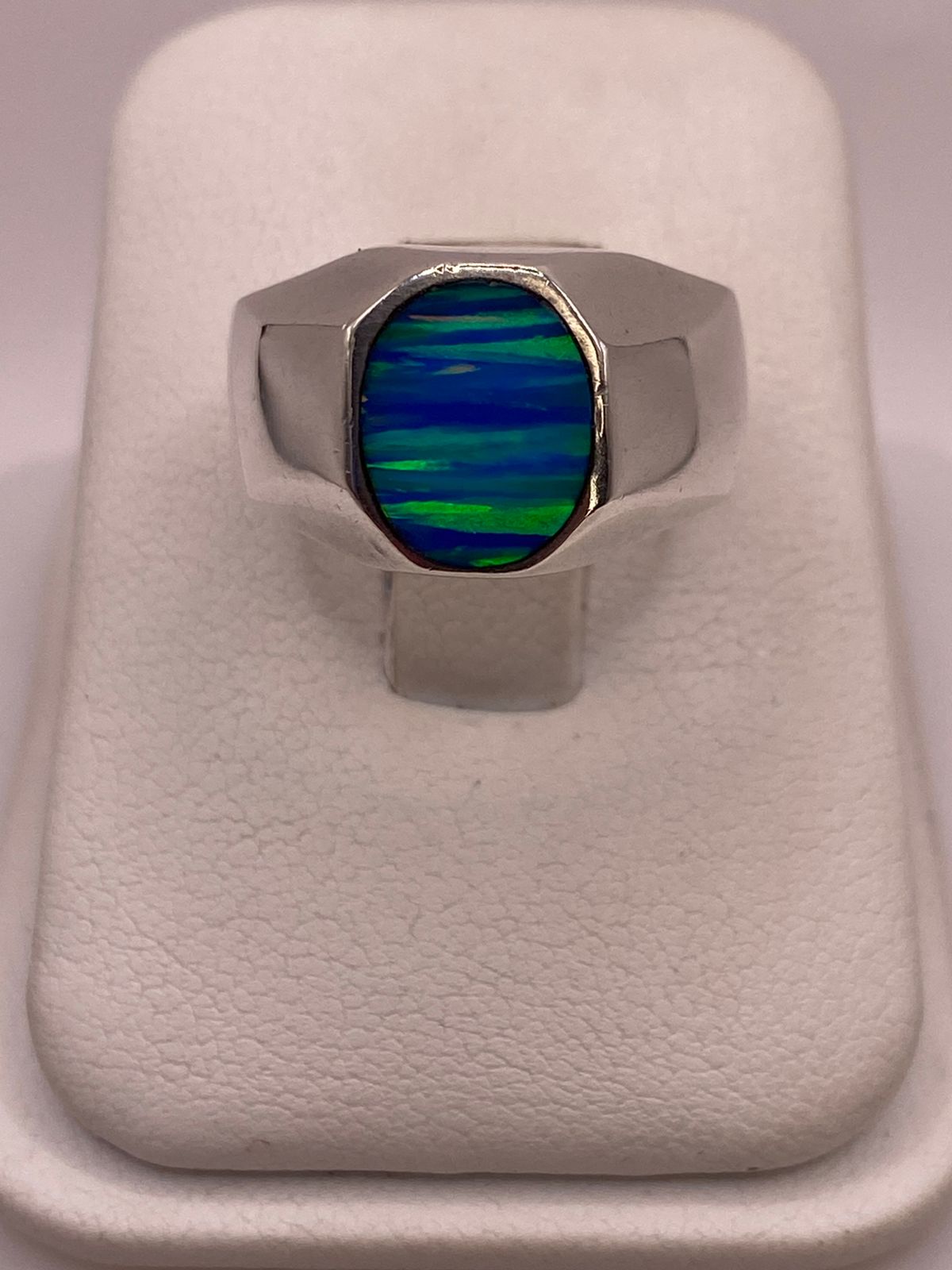 Anillo de Plata Ley 925 con Ópalo de Fuego Azul, vista de detalle