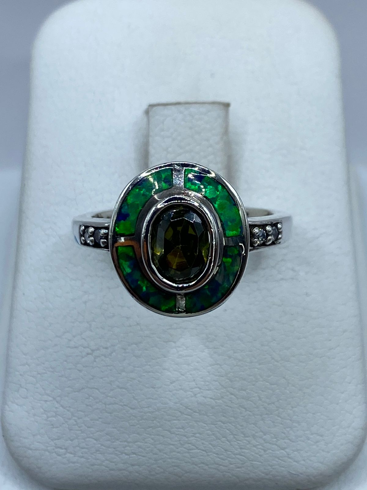 Anillo de Plata Ley 925 con Ópalo de Fuego Azul y Zirconia Verde Olivo, vista de detalle