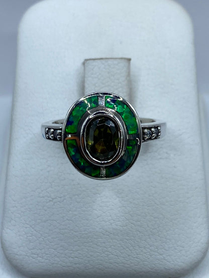 Anillo de Plata Ley 925 con Ópalo de Fuego Azul y Zirconia Verde Olivo, vista de detalle