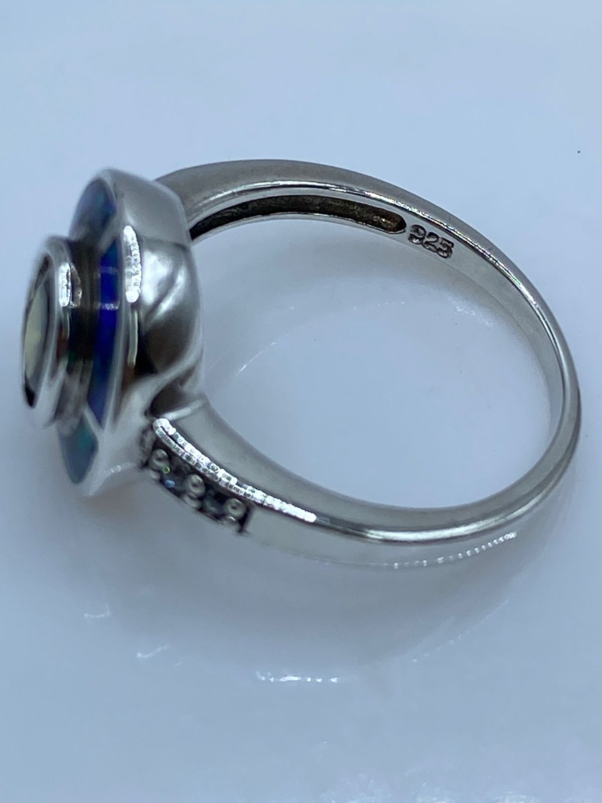 Anillo de Plata Ley 925 con Ópalo de Fuego Azul y Zirconia Verde Olivo, sello de autenticidad Plata Ley .925