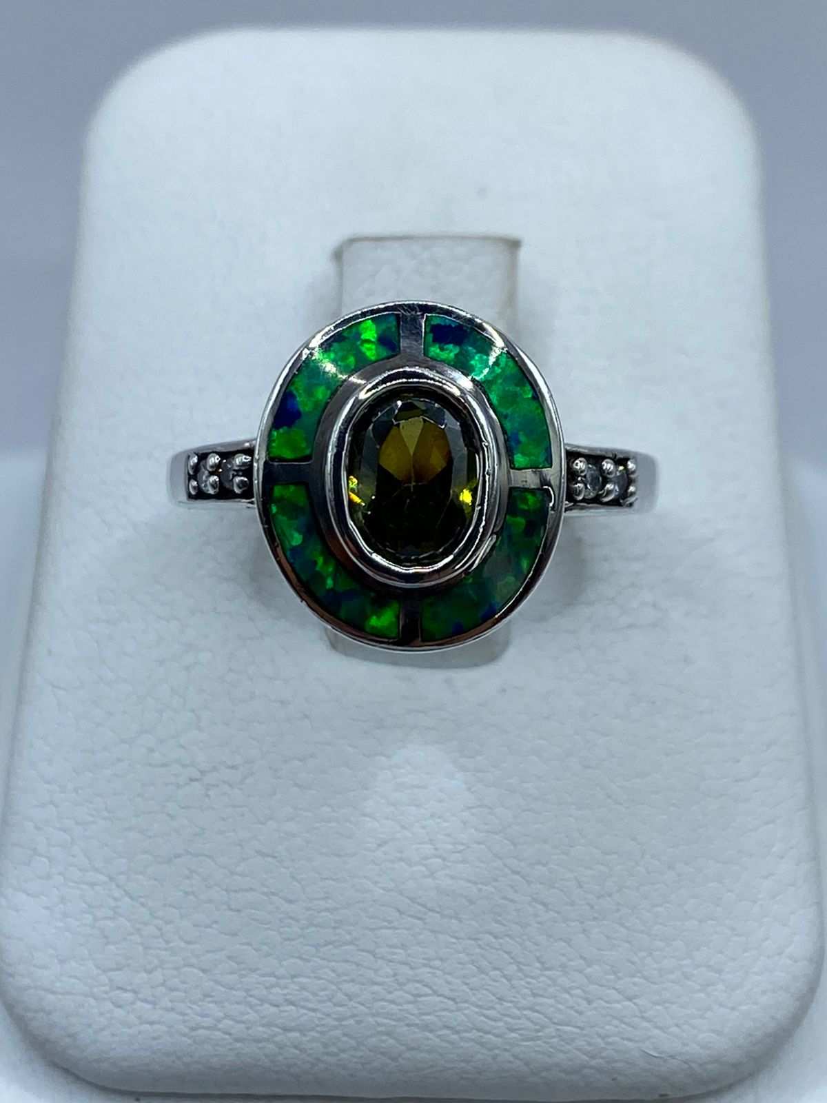 Anillo de Plata Ley 925 con Ópalo de Fuego Azul y Zirconia Verde Olivo en báscula mostrando peso