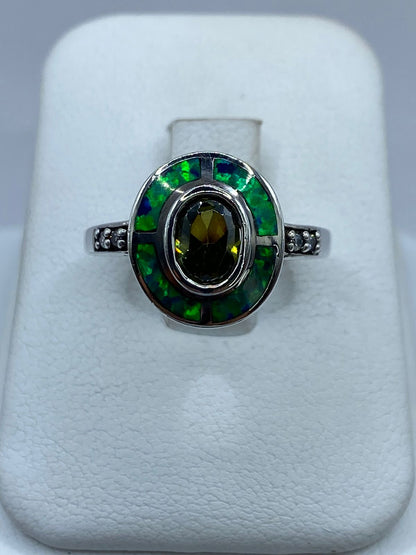Anillo de Plata Ley 925 con Ópalo de Fuego Azul y Zirconia Verde Olivo en báscula mostrando peso