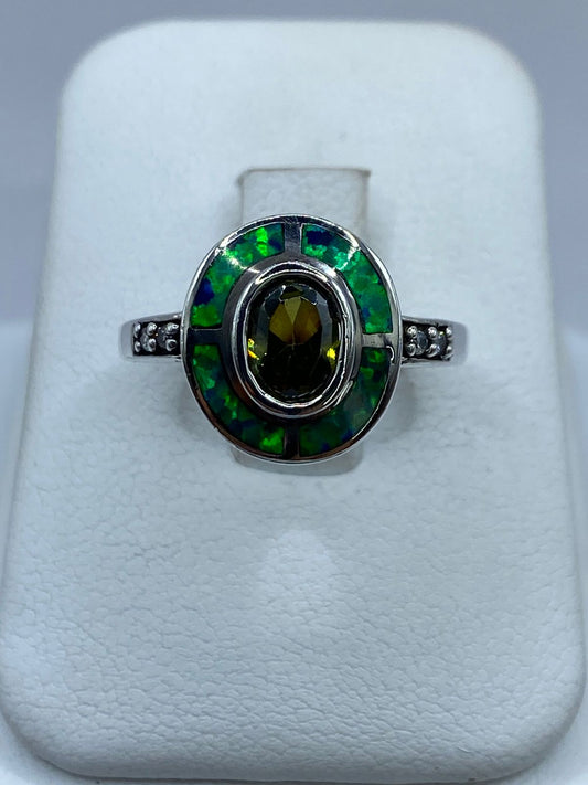 Anillo de Plata Ley 925 con Ópalo de Fuego Azul y Zirconia Verde Olivo en báscula mostrando peso