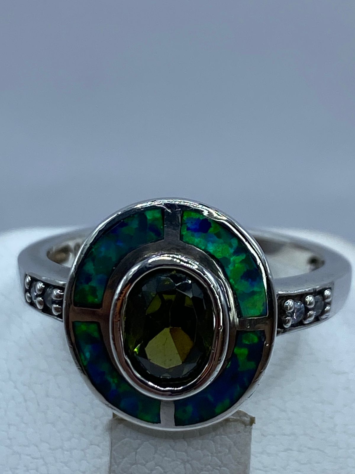 Anillo de Plata Ley 925 con Ópalo de Fuego Azul y Zirconia Verde Olivo, vista superior