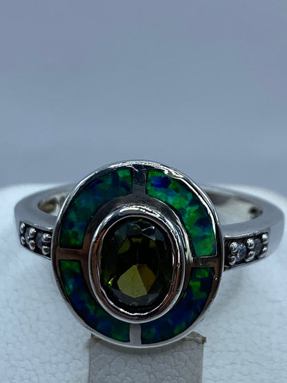 Anillo de Plata Ley 925 con Ópalo de Fuego Azul y Zirconia Verde Olivo, vista superior