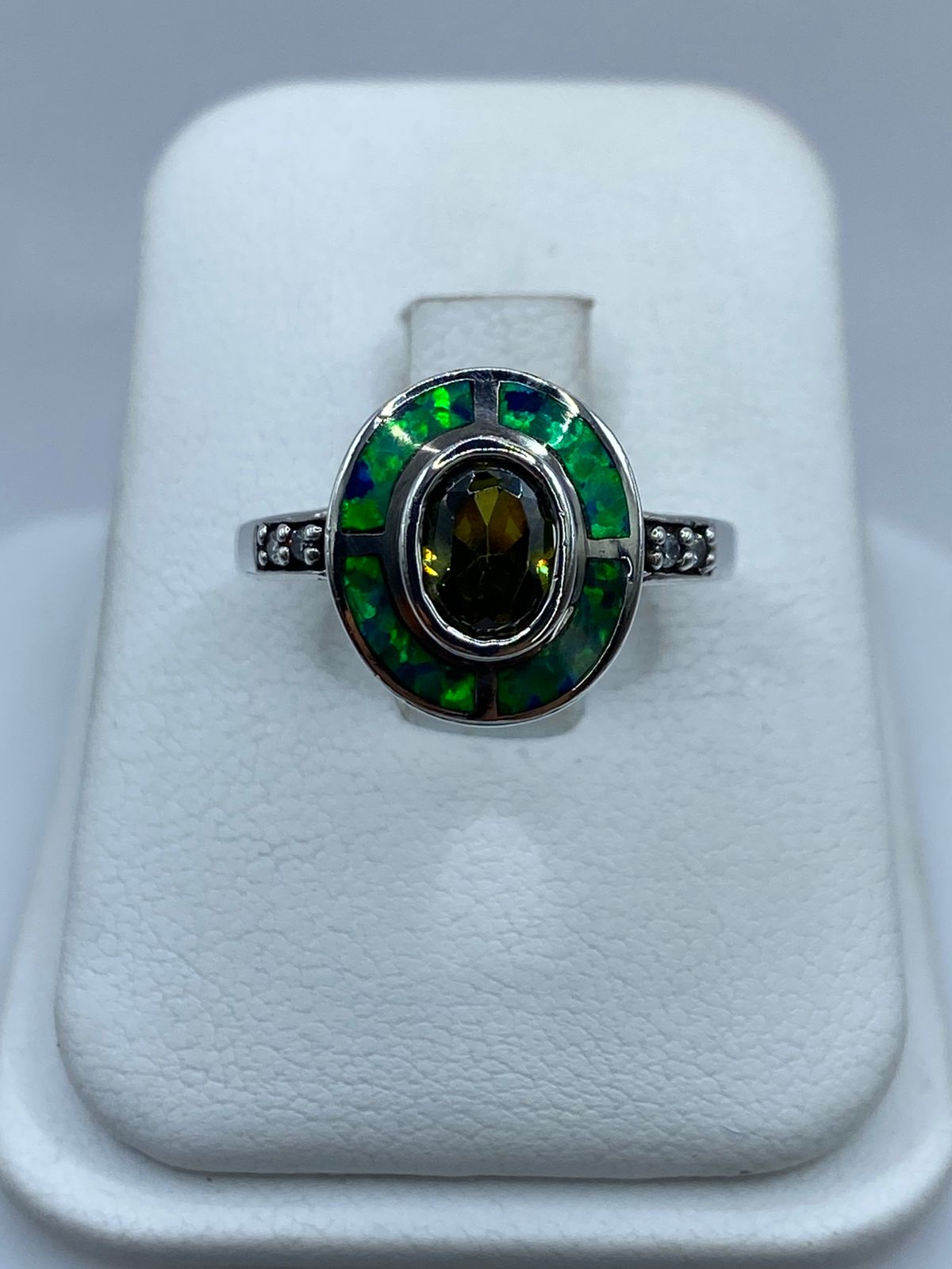 Anillo de Plata Ley 925 con Ópalo de Fuego Azul y Zirconia Verde Olivo, vista frontal