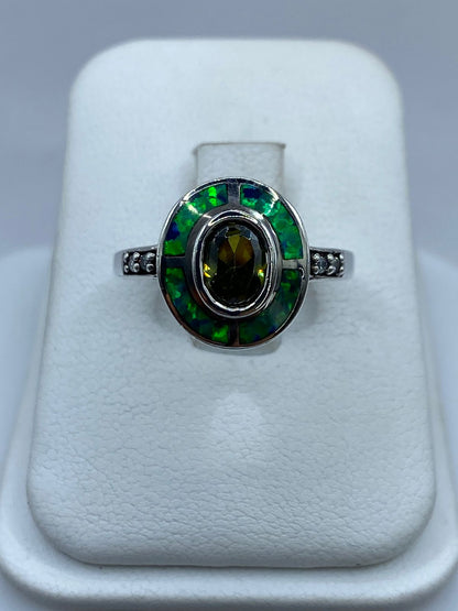 Anillo de Plata Ley 925 con Ópalo de Fuego Azul y Zirconia Verde Olivo, vista frontal