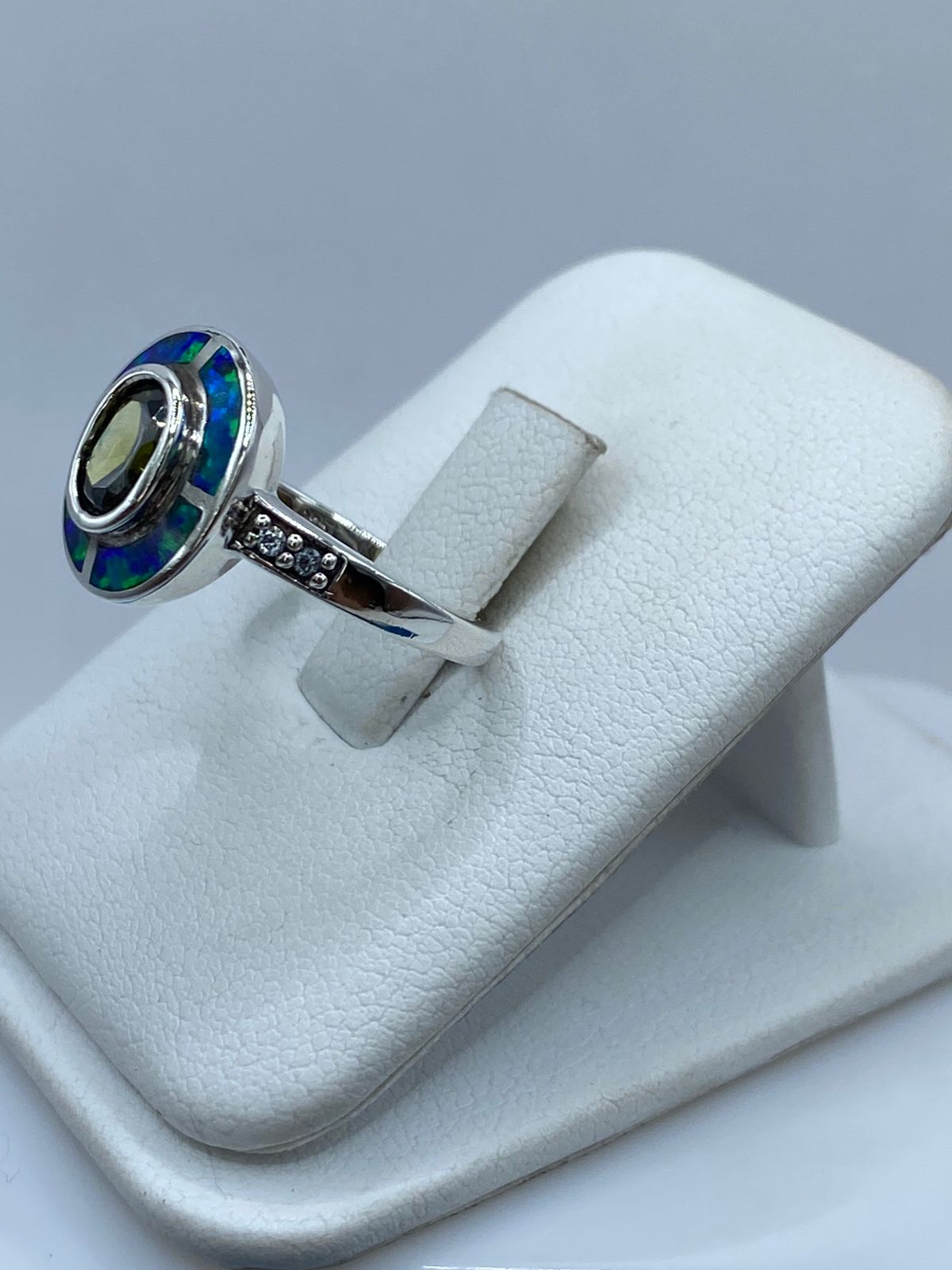Anillo de Plata Ley 925 con Ópalo de Fuego Azul y Zirconia Verde Olivo, vista lateral