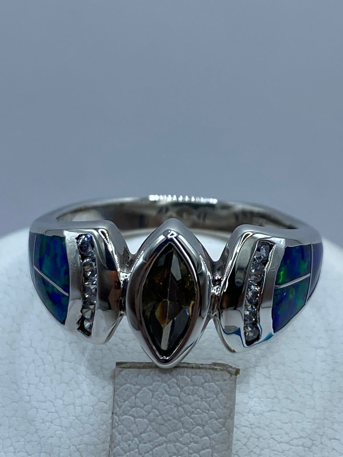 Anillo de Plata Ley 925 con Ópalo de Fuego Azul y Zirconia Verde Olivo, vista posterior