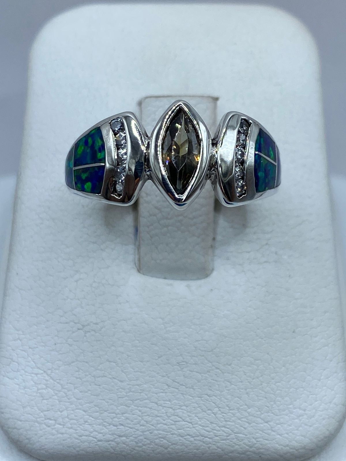 Anillo de Plata Ley 925 con Ópalo de Fuego Azul y Zirconia Verde Olivo, vista frontal