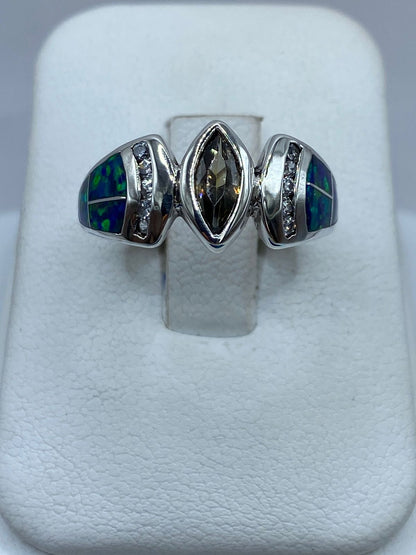 Anillo de Plata Ley 925 con Ópalo de Fuego Azul y Zirconia Verde Olivo, vista frontal