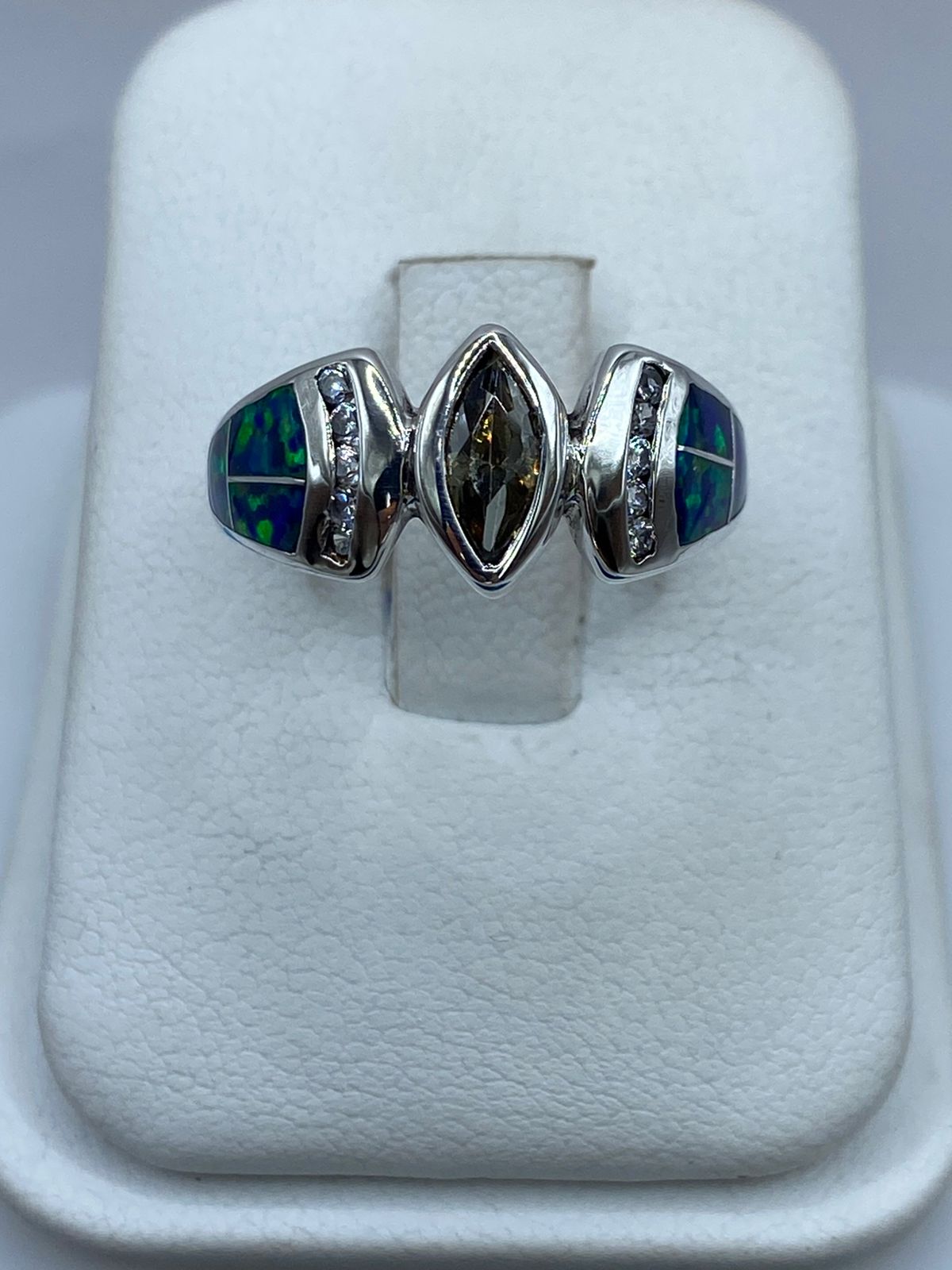 Anillo de Plata Ley 925 con Ópalo de Fuego Azul y Zirconia Verde Olivo, vista superior