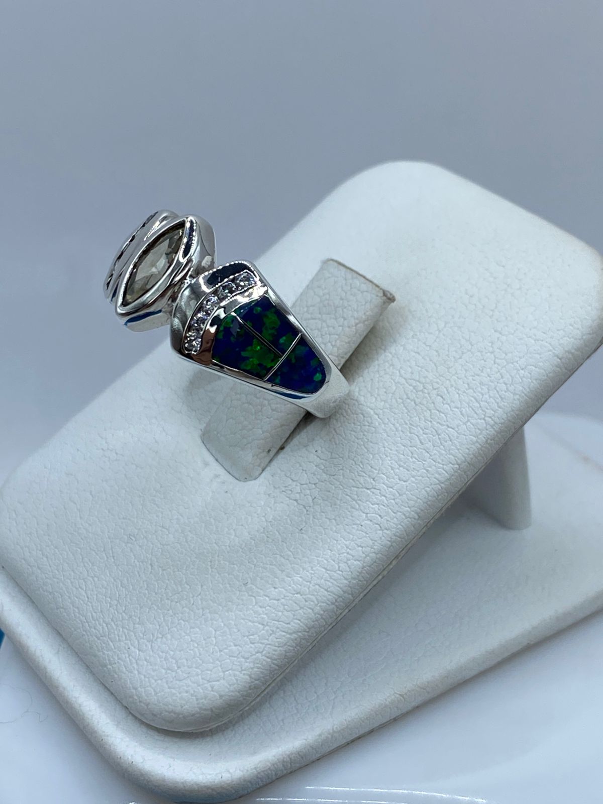 Anillo de Plata Ley 925 con Ópalo de Fuego Azul y Zirconia Verde Olivo, vista lateral
