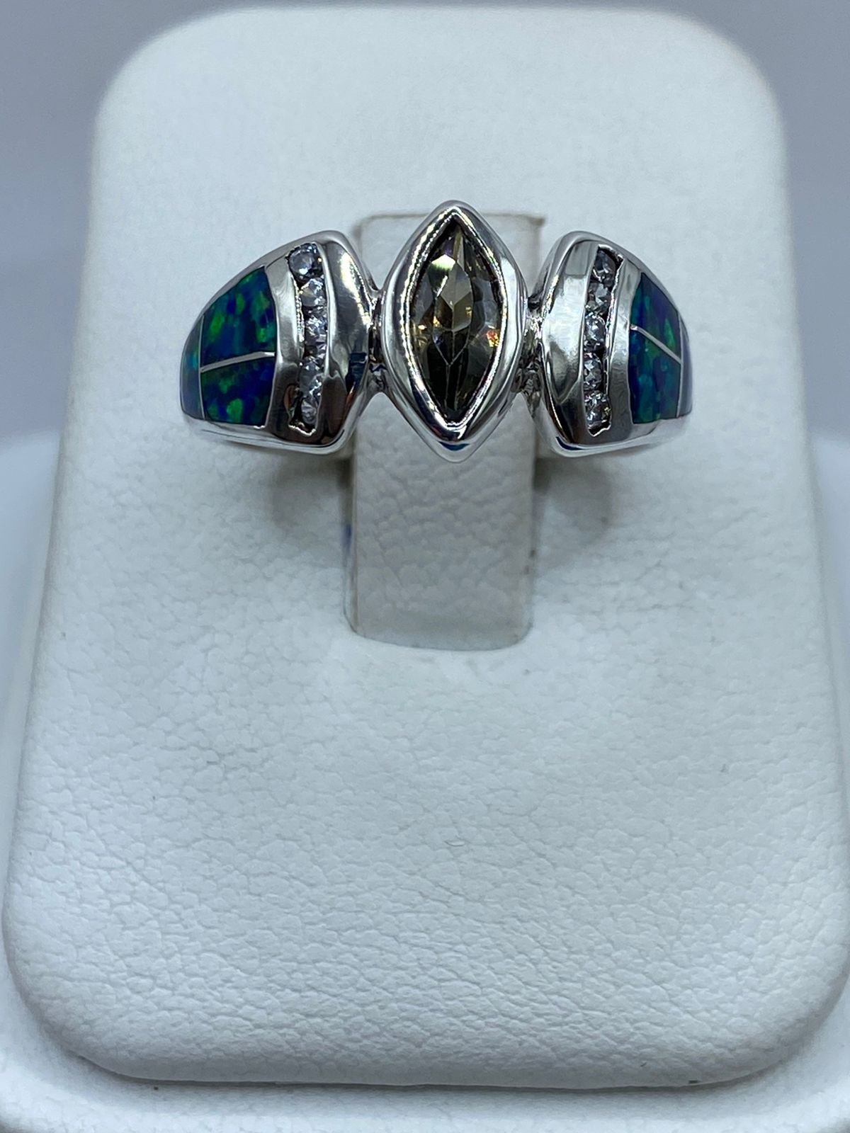 Anillo de Plata Ley 925 con Ópalo de Fuego Azul y Zirconia Verde Olivo, vista de detalle