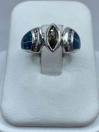 Anillo de Plata Ley 925 con Ópalo de Fuego Azul y Zirconia Verde Olivo, vista de detalle