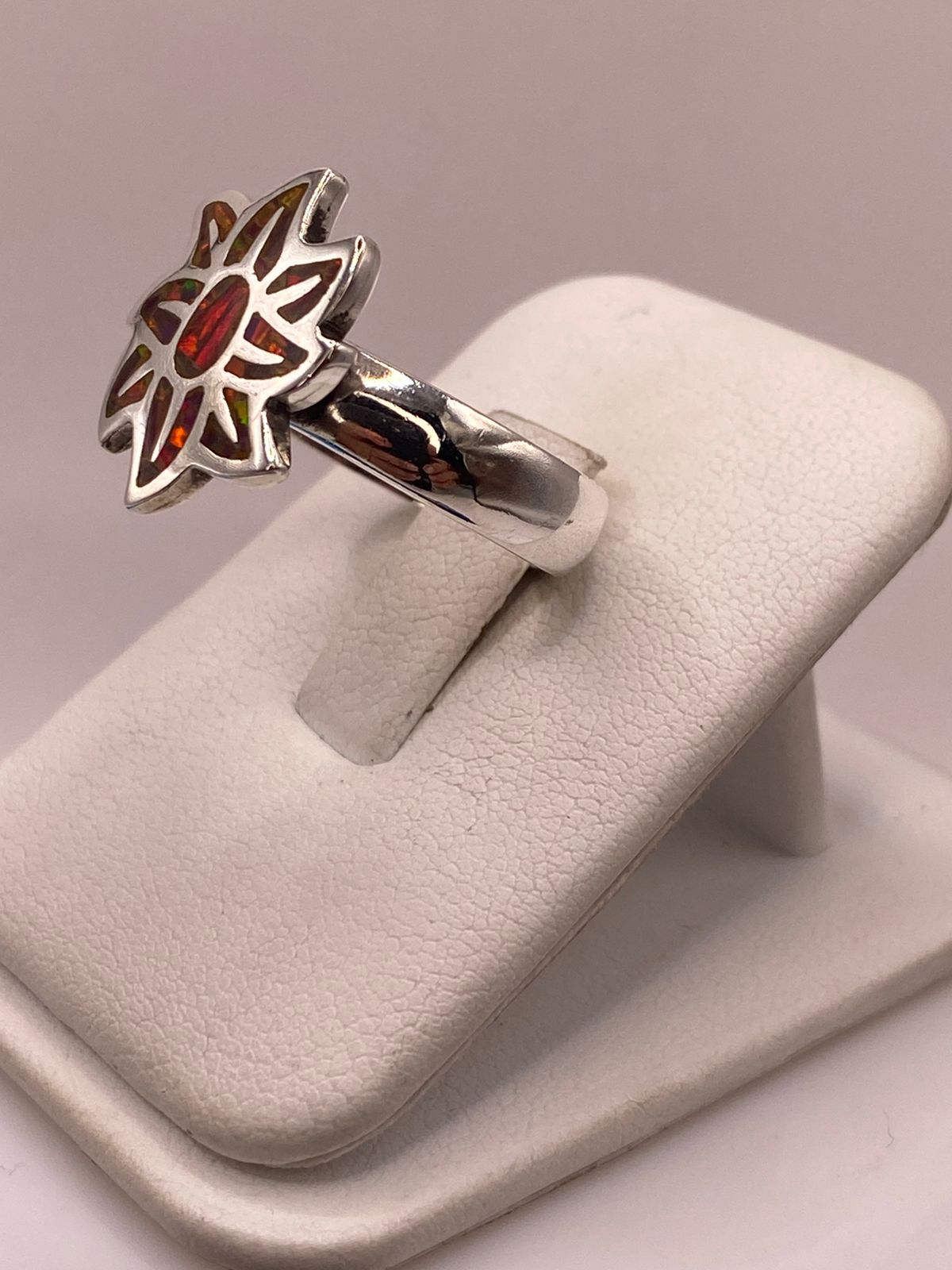 Anillo de Plata Ley .925 con Ópalo de Fuego en Diseño de Flor, vista lateral