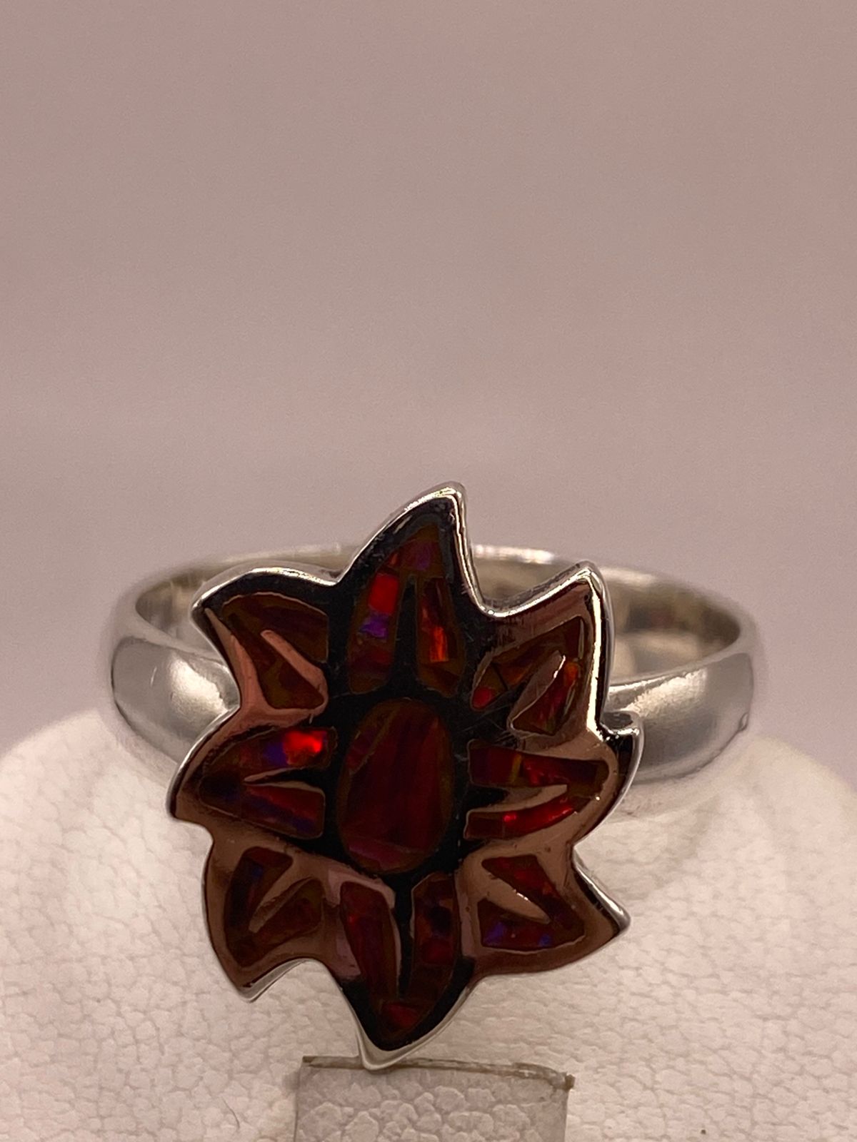 Anillo de Plata Ley .925 con Ópalo de Fuego en Diseño de Flor, vista de detalle