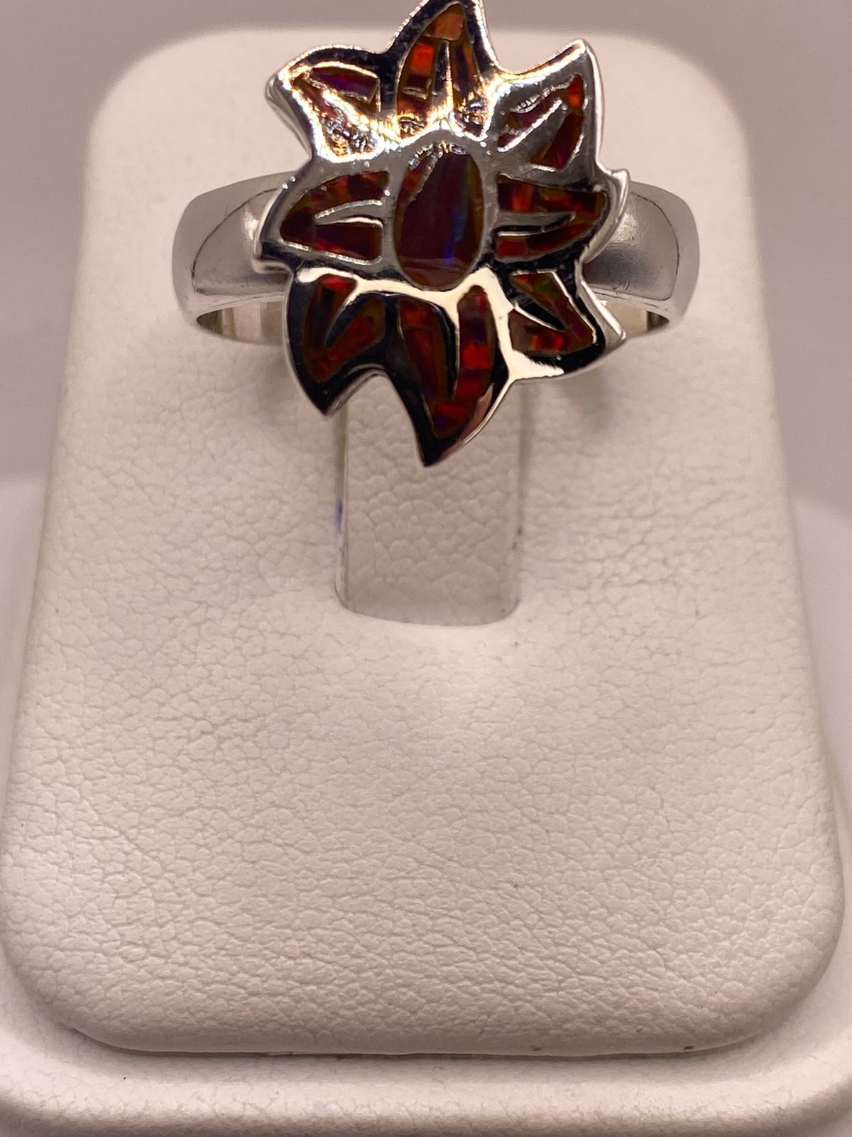 Anillo de Plata Ley .925 con Ópalo de Fuego en Diseño de Flor, vista frontal