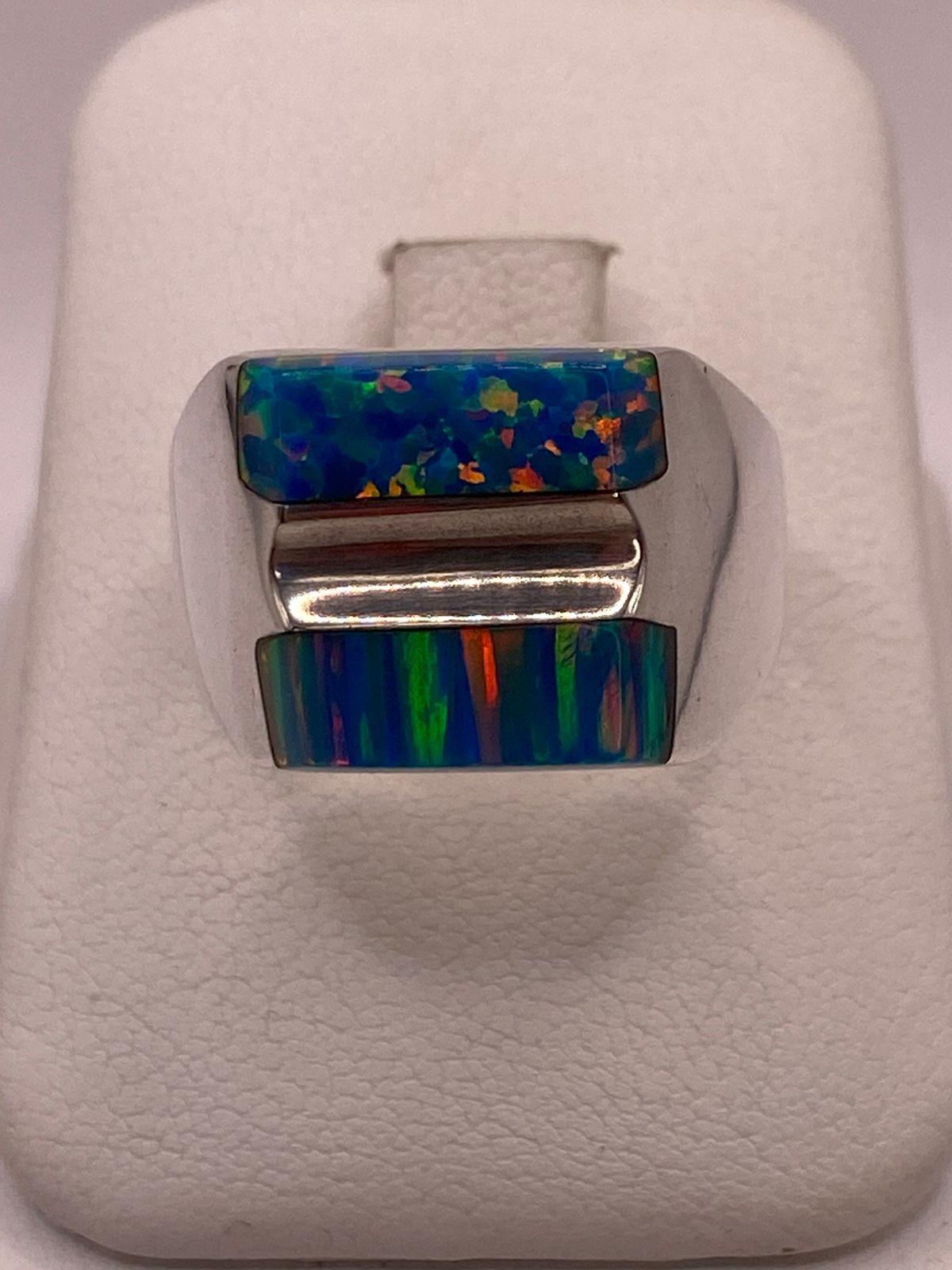 Anillo de Plata Ley 925 con Ópalo de Fuego Multicolor — ángulo diagonal