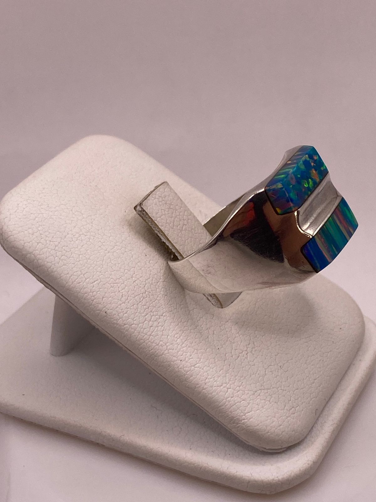 Anillo de Plata Ley 925 con Ópalo de Fuego Multicolor, vista lateral