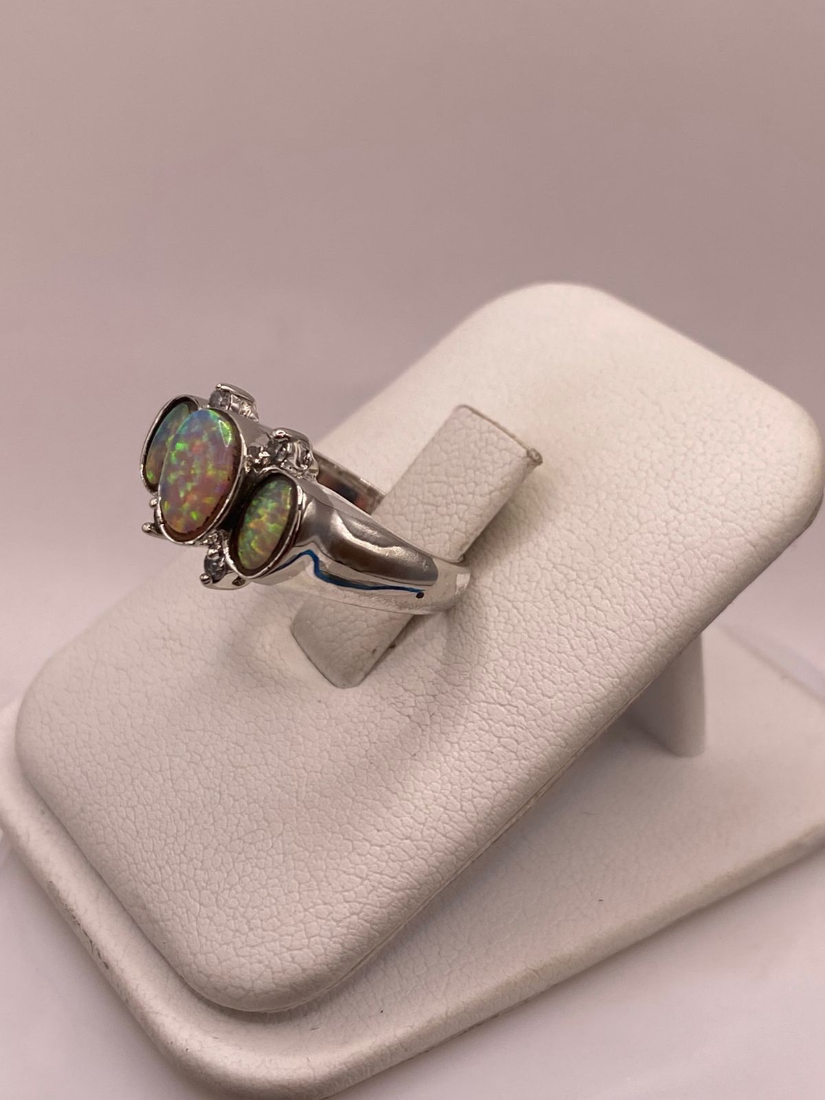 Anillo de Plata Ley 925 con Ópalo de Fuego Triple y Zirconias Diseño Elegante, vista lateral