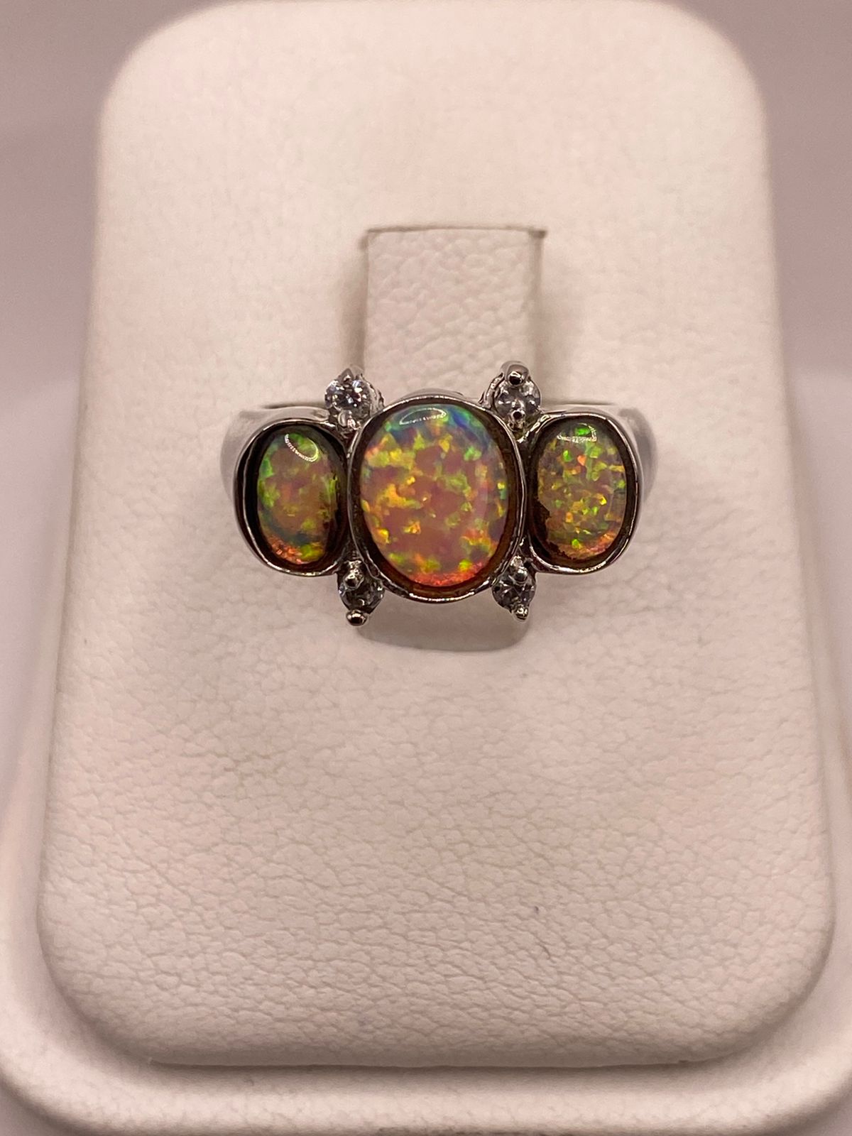 Anillo de Plata Ley 925 con Ópalo de Fuego Triple y Zirconias Diseño Elegante — vista lateral