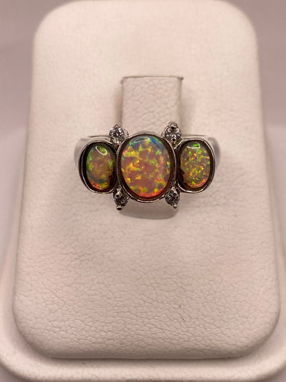Anillo de Plata Ley 925 con Ópalo de Fuego Triple y Zirconias Diseño Elegante — vista lateral