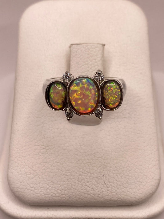 Anillo de Plata Ley 925 con Ópalo de Fuego Triple y Zirconias Diseño Elegante — vista lateral