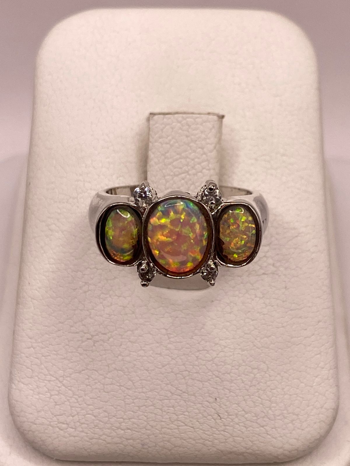 Anillo de Plata Ley 925 con Ópalo de Fuego Triple y Zirconias Diseño Elegante, vista frontal